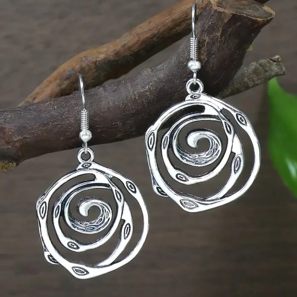 NEW The Briar dangle Earrings Celtic Silver color Round - Boutique - Picture 2 of 5